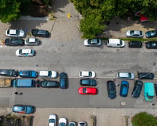 <p>Straż miejska od rana monitoruje sytuację w okolicy i zapowiada stanowczą reakcję na wszelkie pr&oacute;by nielegalnego parkowania. W poniedziałek (1 czerwca) ok. godz. 13:00 na ulicach w okolicy trudno było znaleźć wolne miejsce parkingowe.</p>