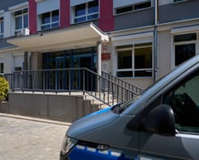 <p>Policyjny radiow&oacute;z przed budynkiem III LO.</p>
