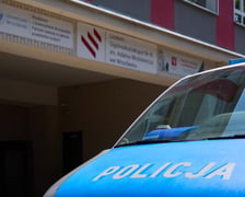 <p>Policyjny radiow&oacute;z przed budynkiem III LO.</p>