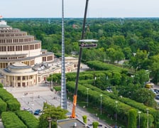 <p>St&oacute;ł zawieszony na dźwigu w sąsiedztwie Hali Stulecia. Widok z drona. Wrocław, 04.06.2026</p>