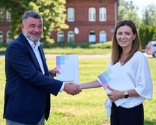 Podpisanie umowy na budowę kompleksu TBS Wrocław na Brochowie. Od prawej: Iwona Gosa, Prezes Zarządu TBS Wrocław, Piotr Kledzik, Prezes Zarządu PORR S.A.
