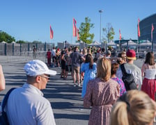 Fani zmierzają na koncert Sanah na Tarczyński Arenie we Wrocławiu, 26 czerwca 2026 r.