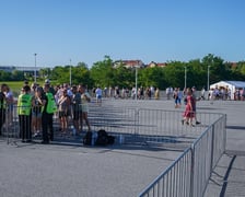 Fani zmierzają na koncert Sanah na Tarczyński Arenie we Wrocławiu, 26 czerwca 2026 r.