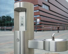 Zdrój z bezpłatną wodą na Placu Wolności we Wrocławiu
