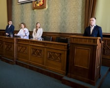 XXXV sesja Rady Miejskiej Wrocławia - ślubowanie nowego radnego Kacpra Mędygrała