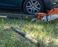 <p>Z uwagi na brak dojazdu, strażacy tracili czas na szukanie alternetywnej drogi i usuwanie słupk&oacute;w</p>