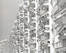 <p>Architekci starali się urozmaicać budynki z wielkie płyty</p>