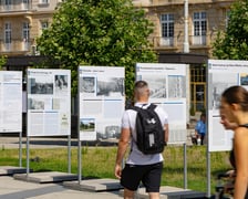 Plenerowa wystawa „Prefabrykaty na Kwadraty”  przed Dworcem Głównym we Wrocławiu