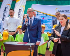 <p>Wiceprezydent Wrocławia Mateusz Żak podczas konferencji prasowej</p>