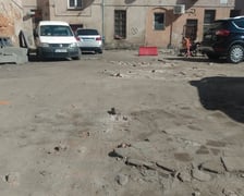 Prace remontowe na podwórku otoczonym ulicami - Drobnera, Dubois, Cybulskiego i Pomorską.