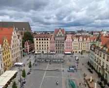 Na Rynku trwa budowa sceny i ekranu na potrzeby MFF TAURON Nowe Horyzonty, 21 lipca 2026 r.