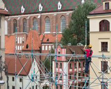 Na Rynku trwa budowa sceny i ekranu na potrzeby MFF TAURON Nowe Horyzonty, 21 lipca 2026 r.