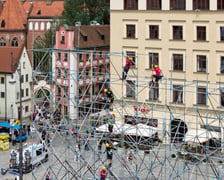 Na Rynku trwa budowa sceny i ekranu na potrzeby MFF TAURON Nowe Horyzonty, 21 lipca 2026 r.