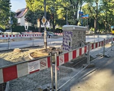 <p>Budowa ścieżki rowerowej wzdłuż ulicy Olszewskiego, zdjęcie z 9 sierpnia 2026.</p>