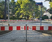 <p>Budowa ścieżki rowerowej wzdłuż ulicy Olszewskiego, zdjęcie z 9 sierpnia 2026.</p>