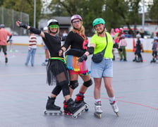Uczestnicy zabawy Night Skate w MCS, 21.08