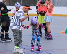 Uczestnicy zabawy Night Skate w MCS, 21.08