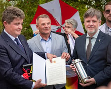 <p>Ryszard Kessler, Artur Jurkowski i Taras Tokarskyi, zakładanie Skweru Przyjaźni Polsko-Ukraińskiej, 24 sierpnia 2026</p>
