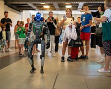 Robot Adam Kowalski na Dworcu Głównym we Wrocławiu, 28.08.2026 r.