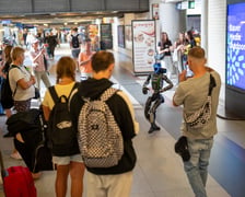 Robot Adam Kowalski na Dworcu Głównym we Wrocławiu, 28.08.2026 r.