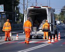 Malowanie pasów na przejściu dla pieszych na ulicy Kwidzyńskiej
