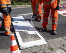 Malowanie pasów na przejściu dla pieszych na ulicy Kwidzyńskiej