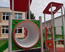 Plac zabaw na terenie Szkoły Podstawowej nr 64 przy ul. Wojszyckiej
