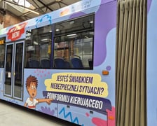 <p>Oklejony "tramwaj bezpieczeństwa" w zajezni tramwajowej</p>
