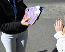 <p>Utoki o bezpieczeństwie rozdawane przez pracownik&oacute;w MPK Wrocław</p>