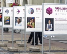 <p>Plebiscyt Wrocławianka Roku. Na zdjęciu wystawa plenerowa poświęcona Wrocławiankom Roku 2025.</p>
