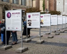 <p>Plebiscyt Wrocławianka Roku. Na zdjęciu wystawa plenerowa poświęcona Wrocławiankom Roku 2025.</p>
