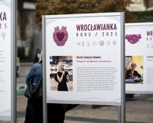 <p>Plebiscyt Wrocławianka Roku. Na zdjęciu wystawa plenerowa poświęcona Wrocławiankom Roku 2025.</p>