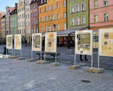 Wystawa poświęcona Władysławowi Bartoszewskiemu na wrocławskim Rynku