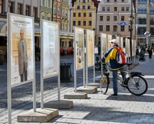 Wystawa poświęcona Władysławowi Bartoszewskiemu na wrocławskim Rynku