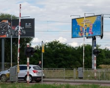 Przejazd kolejowy na ulicy Strzegomskiej w pobliżu Ronda Rotmistrza Pileckiego
