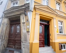 <p>Portal wejściowy kamienicy Żeromskiego 5 (przed i po remoncie)</p>