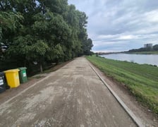 <p>Droga na wale wzdłuż rzeki</p>