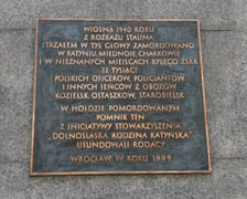 Tablica pomnika ku czci pomordowanych w Katyniu