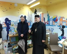 Ksiądz biskup Kazimierz Juszczak pobłogosławił dary dla Ukraińców.