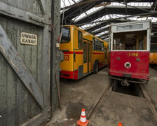 Wejście do hali zajezdni. W jej wnętrzu znajdziemy tajemnicze, piękne tramwaje i autobusy.