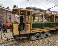 Wejście do hali zajezdni. W jej wnętrzu znajdziemy tajemnicze, piękne tramwaje i autobusy.