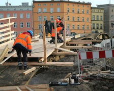 Na czas remontu, na mostach Pomorskich powstała drewniana kładka dla pieszych.