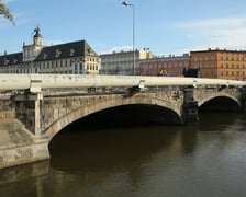 W czasie remontu, z mostów Pomorskich zdjęto, znajdująca się tam kilkadziesiąt lat rurę ciepłowniczą.