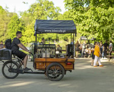 rowerowy wózek gastronomiczny w jednym z wrocławskich parków