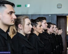 <h2 class="MsoNormal">Ile zarabia policjant i policjantka w 2025 r.</h2><p class="MsoNormal">Kursant (policjant odbywający szkolenie zawodowe podstawowe) uposażenie zasadnicze&nbsp;<strong>- </strong>źr&oacute;dło: KWP we Wrocławiu.</p><ul><li class="MsoNormal">funkcjonariusz bez dodatku stołecznego - 6 005,30 brutto</li><li class="MsoNormal">funkcjonariusz z dodatkiem stołecznym - 6 663,30 brutto</li></ul>
