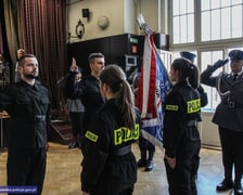 <h2>Kto może zostać policjantem i policjantką</h2>
<p>Policjantem i policjantką może zostać każdy, kto spełnia poniższe wymagania:</p>
<ul>
<li>obywatel polski o nieposzlakowanej opinii;</li>
<li>kt&oacute;ry nie był skazany prawomocnym wyrokiem sądu za przestępstwo lub przestępstwo skarbowe;</li>
<li>korzystający z pełni praw publicznych;</li>
<li>posiadający co najmniej średnie wykształcenie;</li>
<li>posiadający zdolność fizyczną i psychiczną do służby w formacjach uzbrojonych, podległych szczeg&oacute;lnej dyscyplinie służbowej, kt&oacute;rej got&oacute;w jest się podporządkować;</li>
<li>dający rękojmię zachowania tajemnicy stosownie do wymog&oacute;w określonych w przepisach o ochronie informacji niejawnych.</li>
</ul>