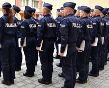 <h2>Policja Wrocław: terminy przyjęć do służby w 2025 r.</h2>
<p>Komendant Wojew&oacute;dzki Policji we Wrocławiu ogłosił terminy przyjęć do służby na terenie wojew&oacute;dztwa dolnośląskiego na 2025 rok. Oznaczają one datę rozpoczęcie służby przez osoby, kt&oacute;re zakończyły już cały proces rekrutacji z wynikiem pozytywnym.</p>
<p>Nie są to terminy składania dokument&oacute;w. Policja prowadzi stały nab&oacute;r, a dokumenty można składać przez cały rok w dowolnej jednostce policji.&nbsp;</p>