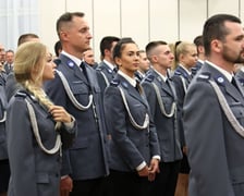 <h2 class="MsoNormal">Ile zarabia policjant i policjantka w 2025 r.</h2><p class="MsoNormal">Kursant (policjant odbywający szkolenie zawodowe podstawowe) uposażenie zasadnicze&nbsp;<strong>- </strong>źr&oacute;dło: KWP we Wrocławiu.</p><ul><li class="MsoNormal">funkcjonariusz bez dodatku stołecznego - 6 005,30 brutto</li><li class="MsoNormal">funkcjonariusz z dodatkiem stołecznym - 6 663,30 brutto</li></ul>