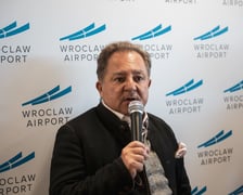Robert Makłowicz odwiedził Port Lotniczy Wrocław, zachęcając pasażerów do kulinarnych podróży po Europie