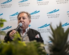 Robert Makłowicz odwiedził Port Lotniczy Wrocław, zachęcając pasażerów do kulinarnych podróży po Europie